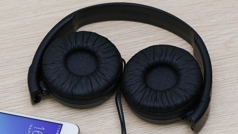 Tai nghe chụp tai Sony MDR-ZX110AP màu đen với đệm tai êm ái, mang lại trải nghiệm thu âm và nghe gọi thoải mái.