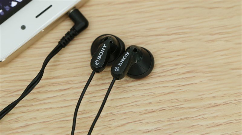 Tai nghe có dây Sony MDR-E9LP màu đen với thiết kế cổ điển