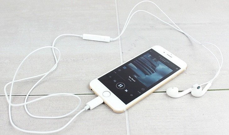 Tai nghe có dây với đầu nối Lightning