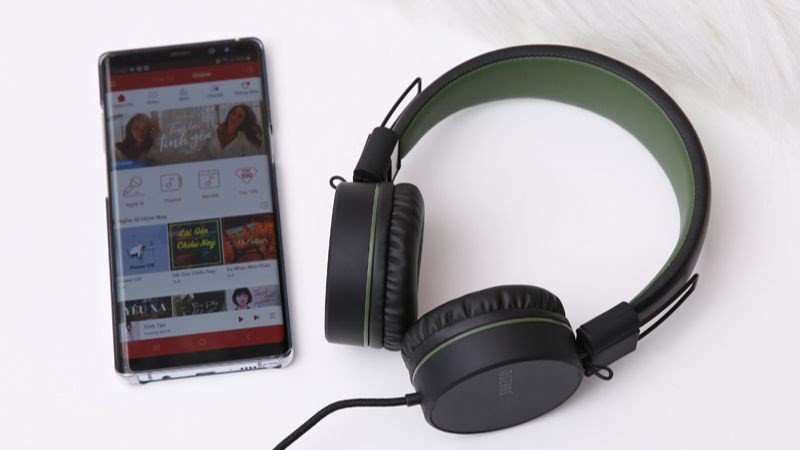 Tai nghe có mic thu âm Mozard IP-878 với thiết kế trẻ trung, năng động, phù hợp cho nghe nhạc và chơi game.
