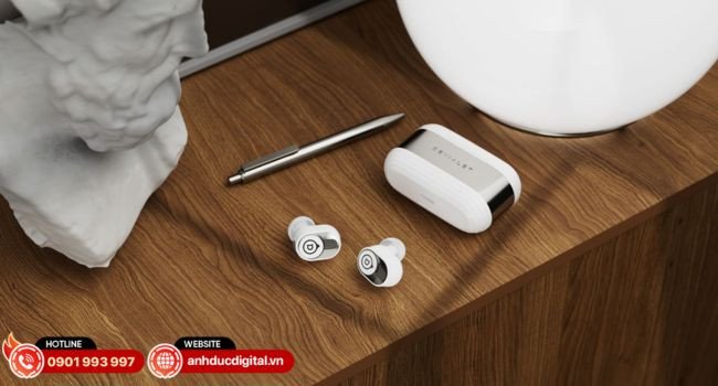 Tai nghe Devialet Gemini II màu đen và hộp sạc thiết kế độc đáo