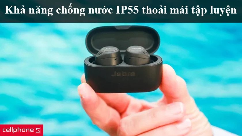 Tai nghe Jabra Elite 75t với giọt nước trên bề mặt, minh họa khả năng chống nước IP55