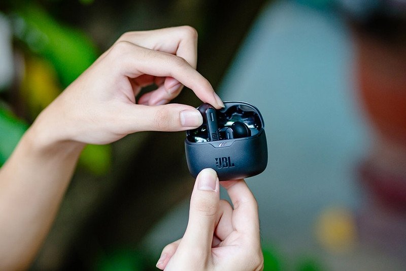 Tai nghe JBL Tune BEAM với hộp sạc màu xanh lá cây năng động
