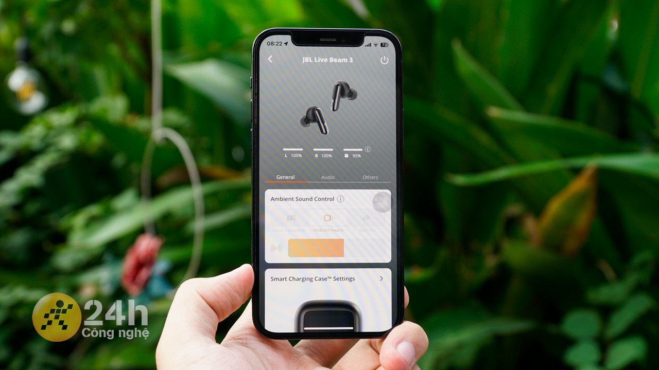 Tai nghe JBL với dung lượng pin được hiển thị trên điện thoại