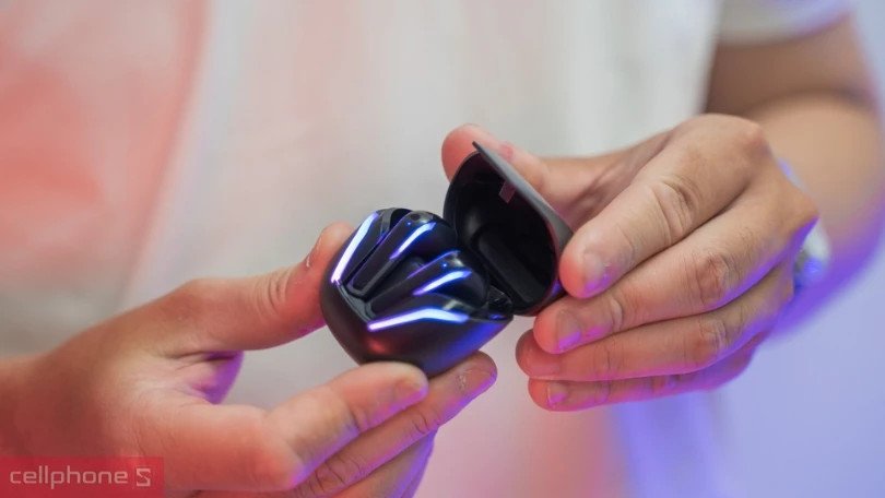 Tai nghe không dây hiện đại kết nối Bluetooth với PC