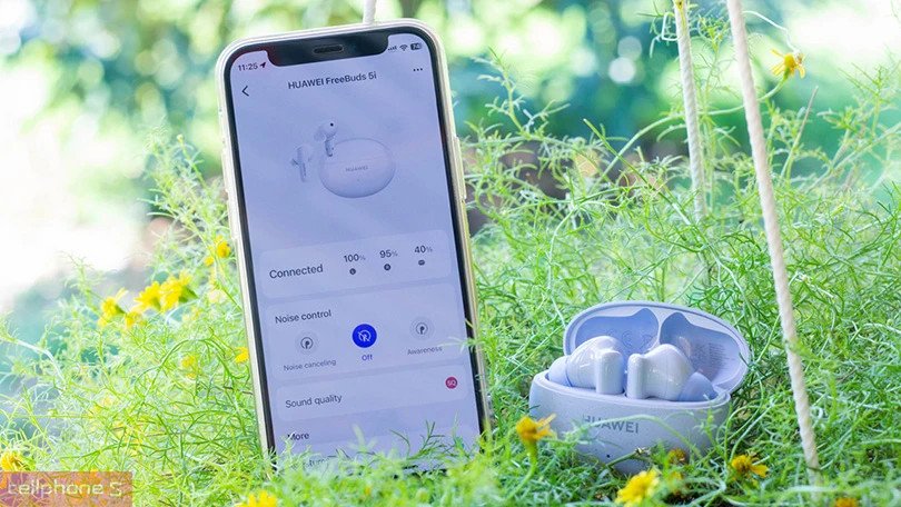 Tai nghe không dây Huawei FreeBuds 5i màu trắng sứ đang phát nhạc