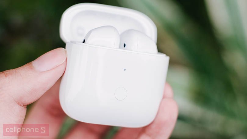 Tai nghe không dây Redmi Buds 3 được đặt trong hộp sạc, thể hiện sự tiện lợi.