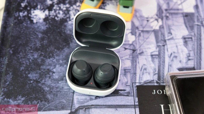 Tai nghe không dây Samsung Galaxy Buds với thiết kế tinh tế