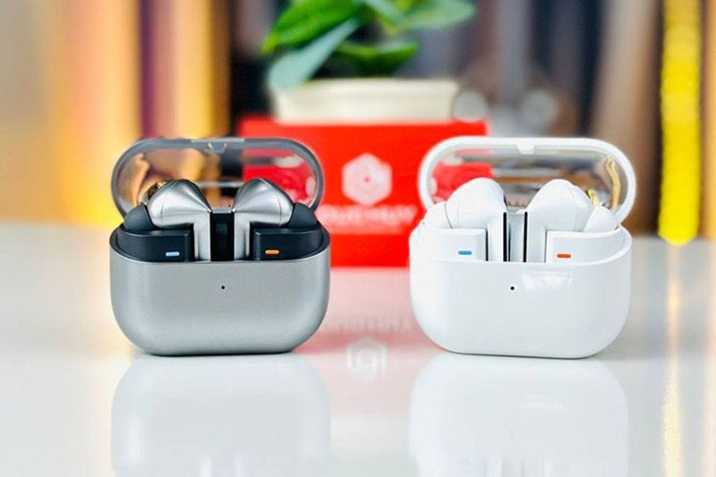 Tai nghe không dây Samsung Galaxy Buds3 Pro và hộp sạc màu trắng tinh tế