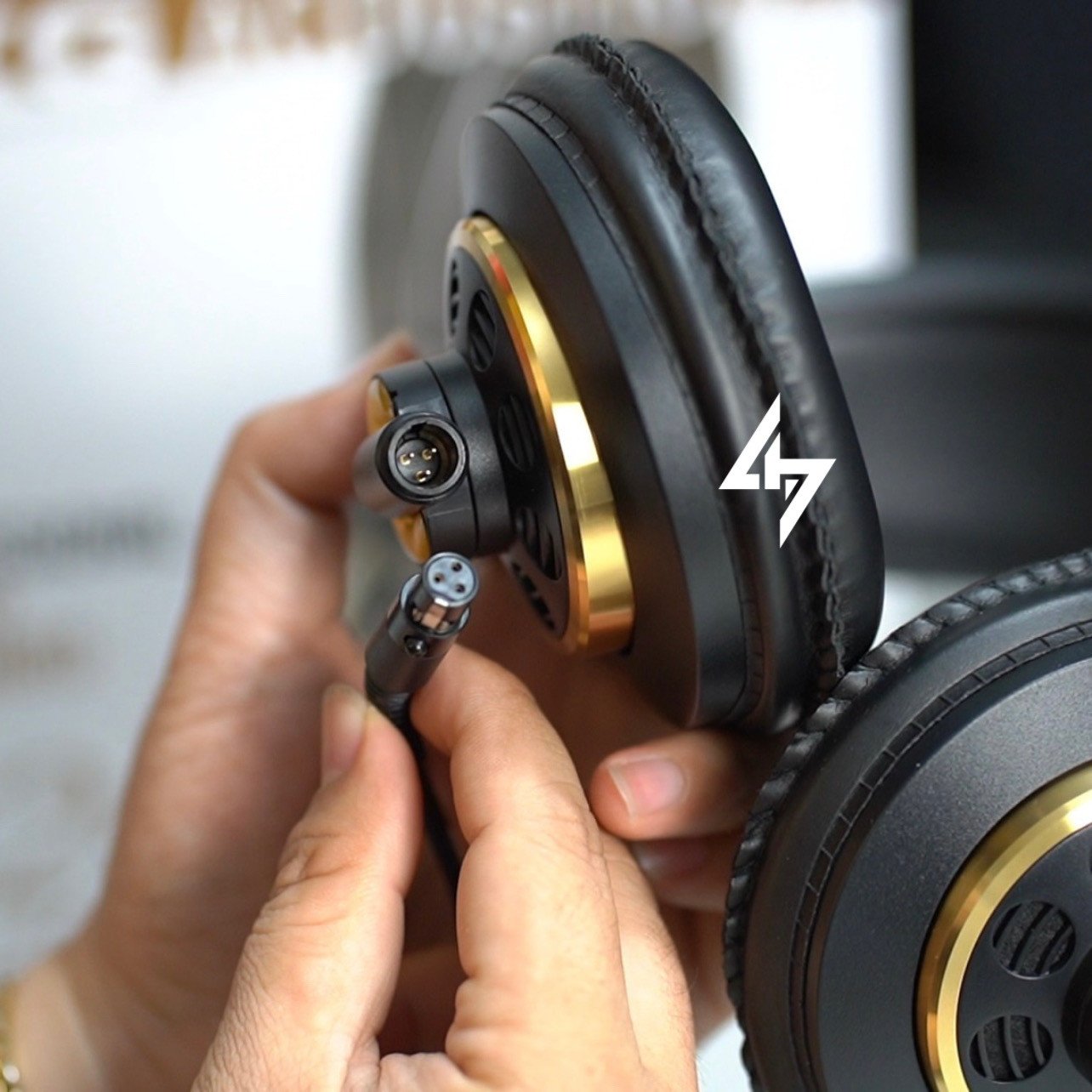Tai nghe kiểm âm AKG K240 Studio từ góc nhìn phía trước