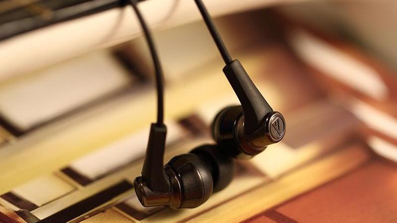 Tai nghe kiểm âm nhét tai Audio Technica ATH-CKR3 với driver 9.8mm mạnh mẽ