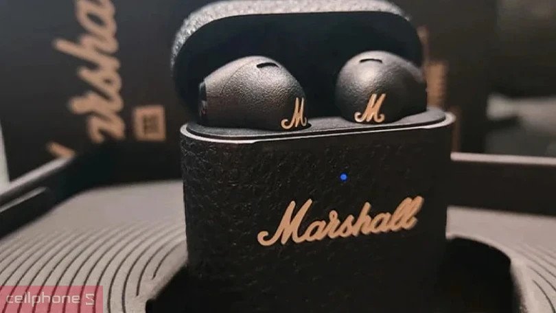 Tai nghe Marshall Minor 3 màu đen cùng hộp sạc biểu tượng, thể hiện thiết kế sang trọng.