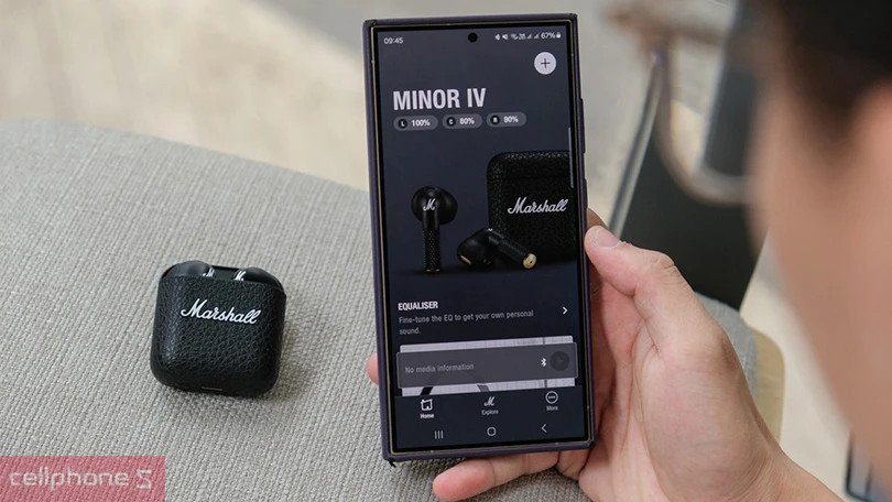 Tai nghe Marshall Minor 4 đang được điều khiển bằng cử chỉ chạm