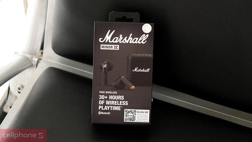 Tai nghe Marshall Minor 4 trên bề mặt gỗ, thể hiện chất âm