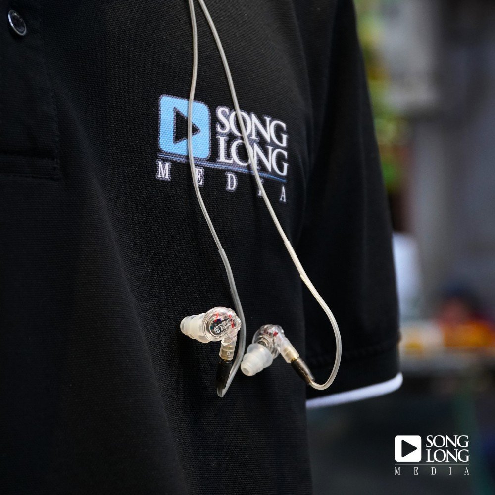 Tai nghe Moxpad X3 và phụ kiện trên bàn