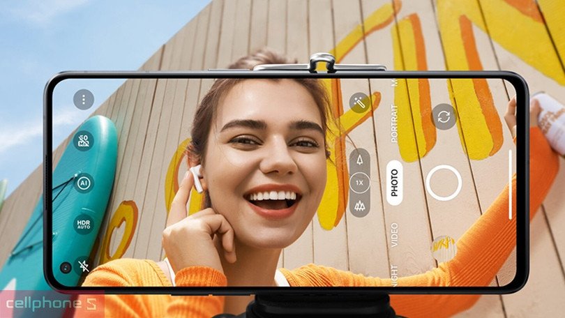 Tai nghe Oppo Enco Buds 2 màu trắng với thiết kế nhỏ gọn, hộp sạc tiện lợi.