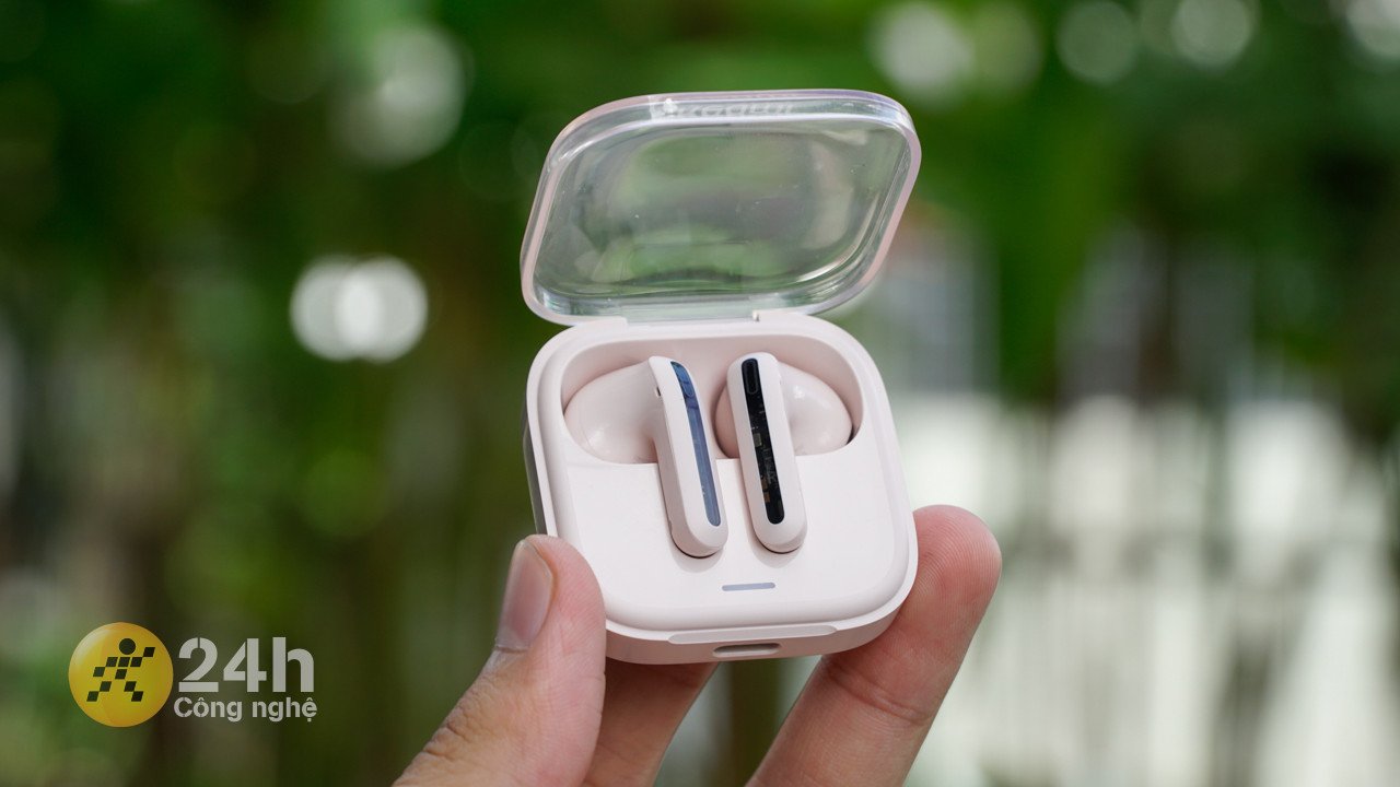 Tai nghe Redmi Buds 6 Active được cố định chắc chắn trong hộp sạc bằng nam châm.