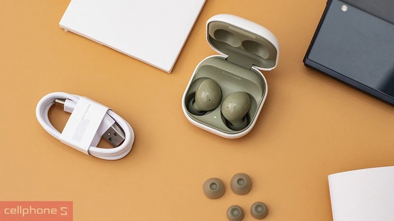 Tai nghe Samsung Buds 2 màu xanh lá đặt cạnh hộp sạc mở, sẵn sàng kết nối Bluetooth 5.2