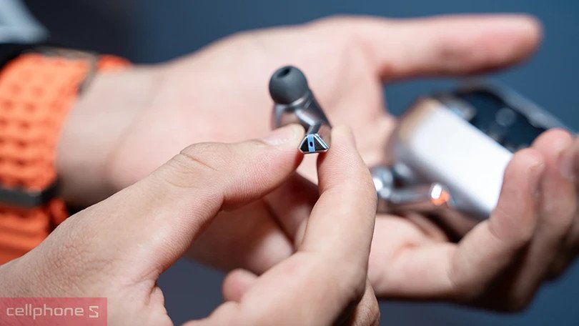 Tai nghe Samsung Buds Pro 3 đang được đặt trên đế sạc không dây