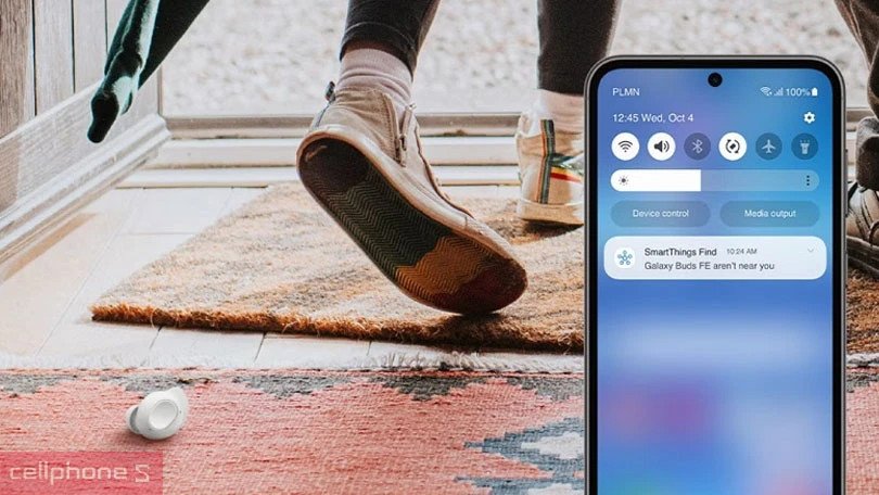 Tai nghe Samsung Galaxy Buds FE kết nối với điện thoại thông minh