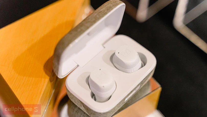 Tai nghe Sennheiser Momentum True Wireless 3 màu đen nằm trong hộp sạc vải cao cấp
