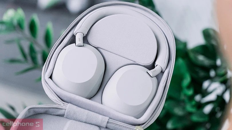 tai nghe sony 1000xm5 với thiết kế màu đen sang trọng, ôm sát tai mang lại sự thoải mái khi sử dụng