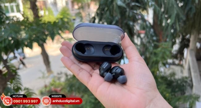 Tai nghe Sony WF-1000XM5 trong hộp sạc