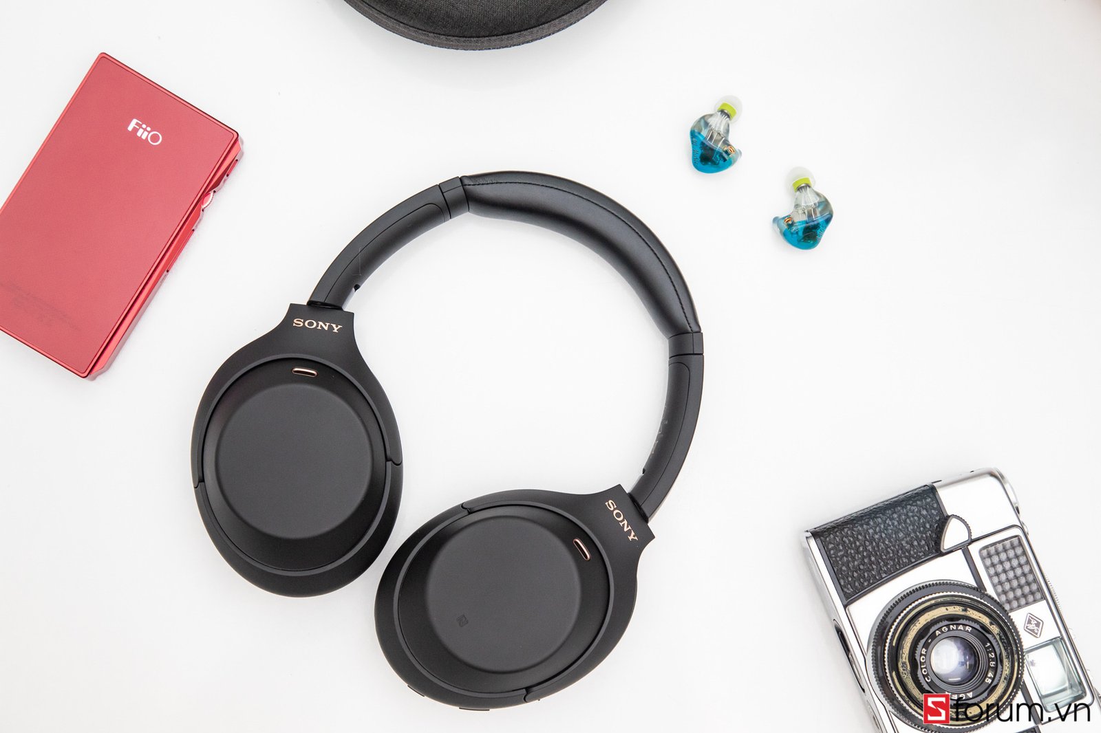 Tai nghe Sony WH-1000XM4 với các nút điều khiển chính