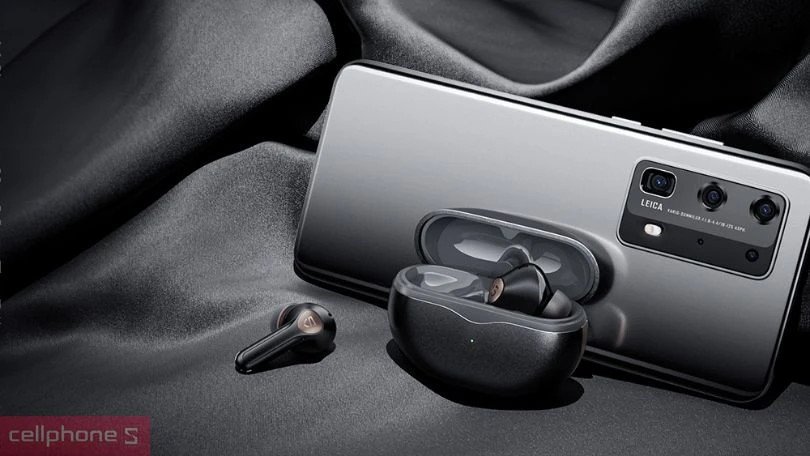 Tai nghe SoundPEATS Air 4 Pro và hộp sạc đặt cạnh điện thoại, thể hiện khả năng kết nối Bluetooth 5.3 linh hoạt