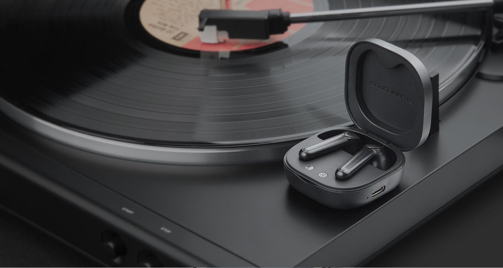 Tai nghe Soundpeats TrueAir 2 trong hộp sạc, thể hiện kết nối Bluetooth 5.2 ổn định