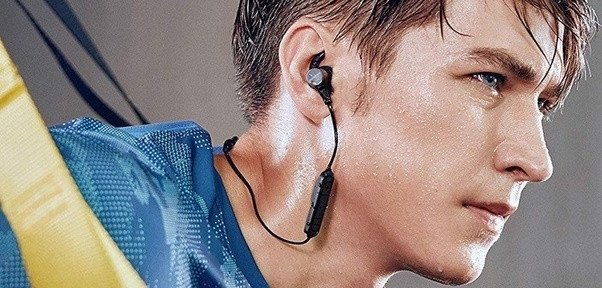 Tai nghe thể thao màu xanh có móc vành tai