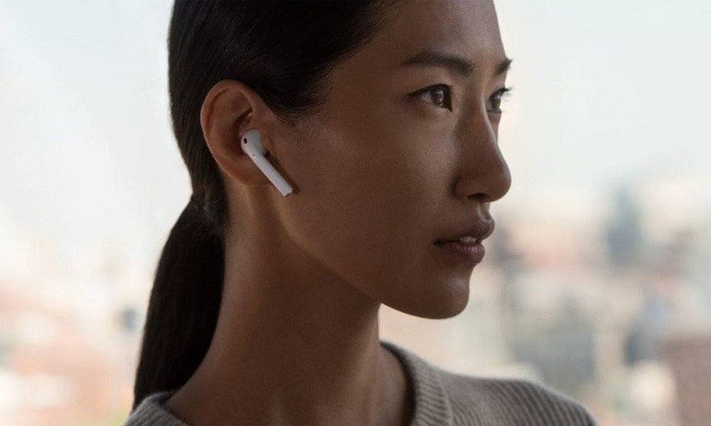 Tai nghe True Wireless màu trắng và hộp sạc