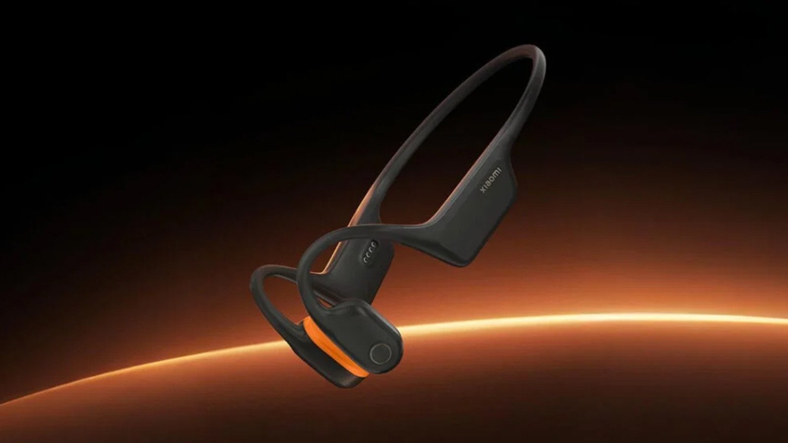 tai nghe truyền âm thanh qua xương Xiaomi Bone Conduction Headphones 2 đeo trên mẫu ảnh, nổi bật thiết kế open-ear và khung titanium