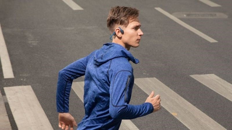 Tai nghe truyền qua xương rất an toàn khi bạn hoạt động thể chất ngoài trời