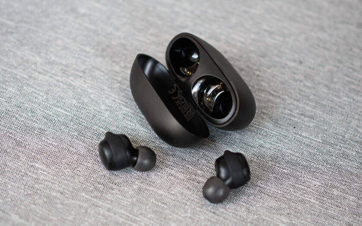 Tai nghe Xiaomi Redmi Buds 3 Lite màu đen trong hộp sạc