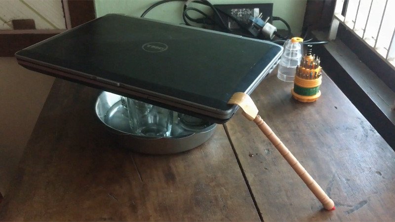 Tạo cầu dẫn bằng muỗng hoặc thước để kiến thoát khỏi laptop