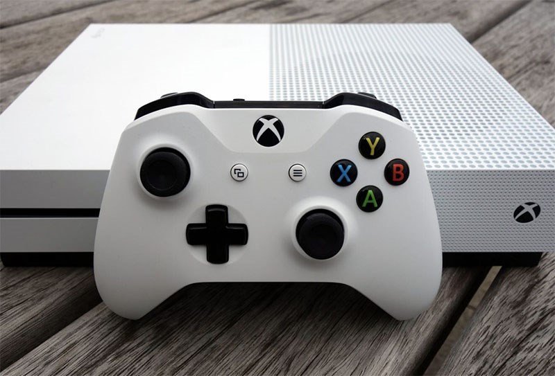 Tay cầm Xbox One S màu trắng với chất liệu nhựa nhám chống trượt