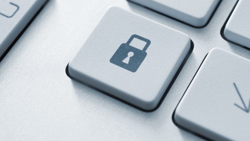 Tay người dùng đang gõ trên bàn phím laptop