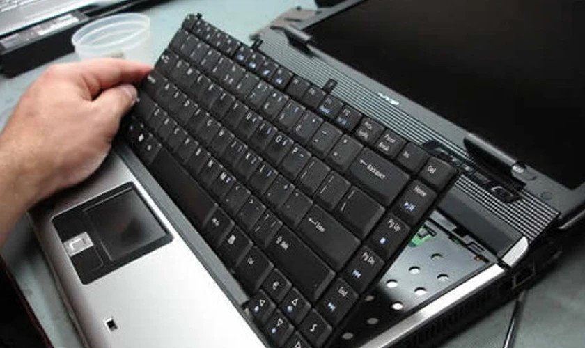 Thận trọng với các dây cáp kết nối khi tháo bàn phím laptop Dell.