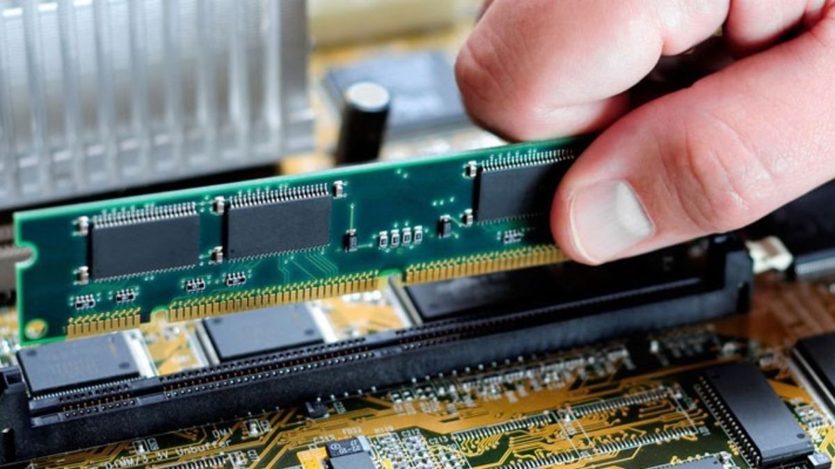 Thanh RAM laptop bị lỗi có thể là nguyên nhân khiến laptop lên logo rồi tắt