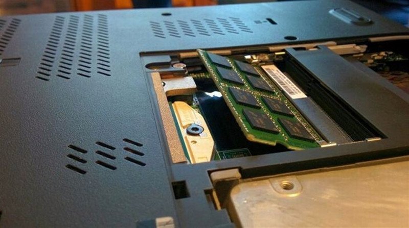 Thanh RAM laptop bị lỏng hoặc bám bụi, gây ra lỗi màn hình laptop không lên