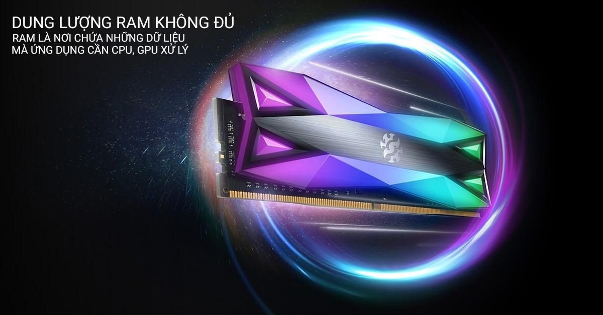 Thanh RAM máy tính với các chip nhớ, tượng trưng cho dung lượng bộ nhớ tạm thời không đủ khiến laptop hoạt động kém hiệu quả.