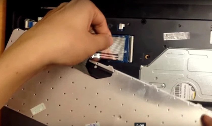 Tháo cáp bàn phím một cách nhẹ nhàng để tránh hư hỏng khi vệ sinh laptop Dell.