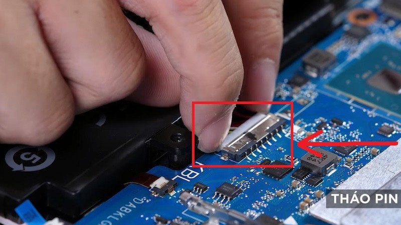Tháo dây PIN để ngắt nguồn điện với các linh kiện khác