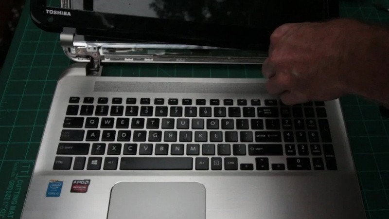 Tháo khung viền màn hình laptop cẩn thận trong quá trình sửa chữa