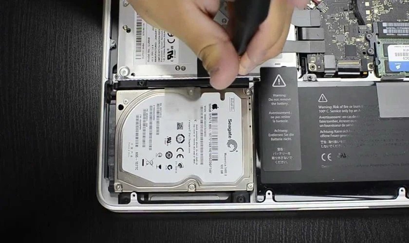 Tháo ổ cứng cũ và lắp thêm ổ cứng SSD cho laptop