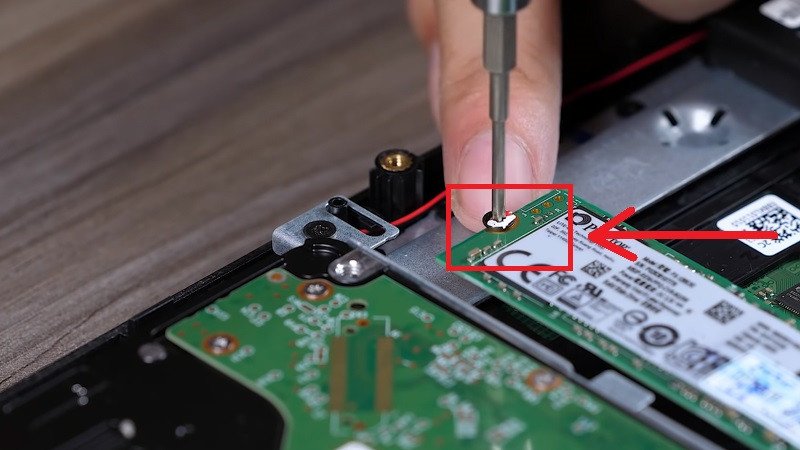 Tháo ốc của SSD
