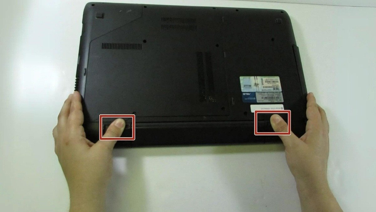 Tháo pin laptop Asus có 2 thanh gạt