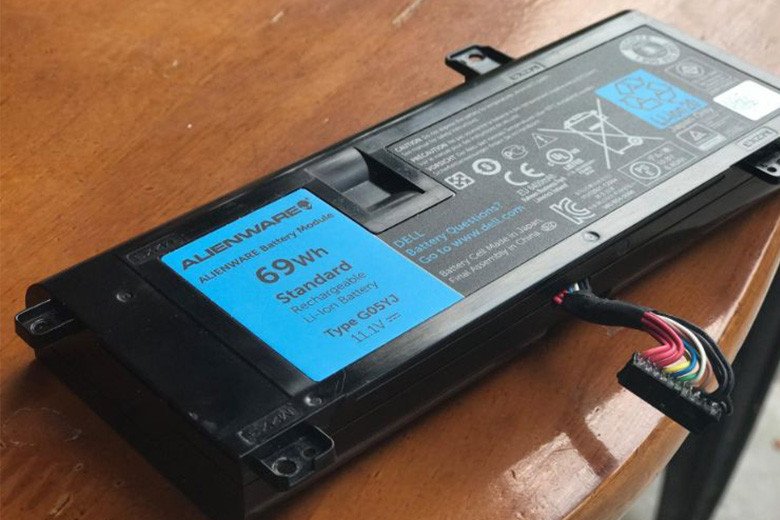 Tháo pin laptop Asus để kiểm tra nguyên nhân máy không lên màn hình