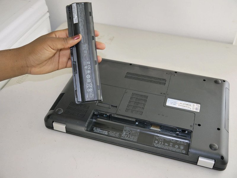 Tháo pin laptop Dell để kiểm tra